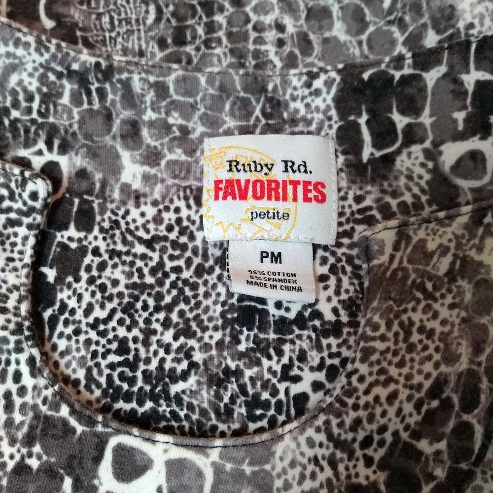 GONE 🌺 Ruby Rd. Top - Picture 2 of 5